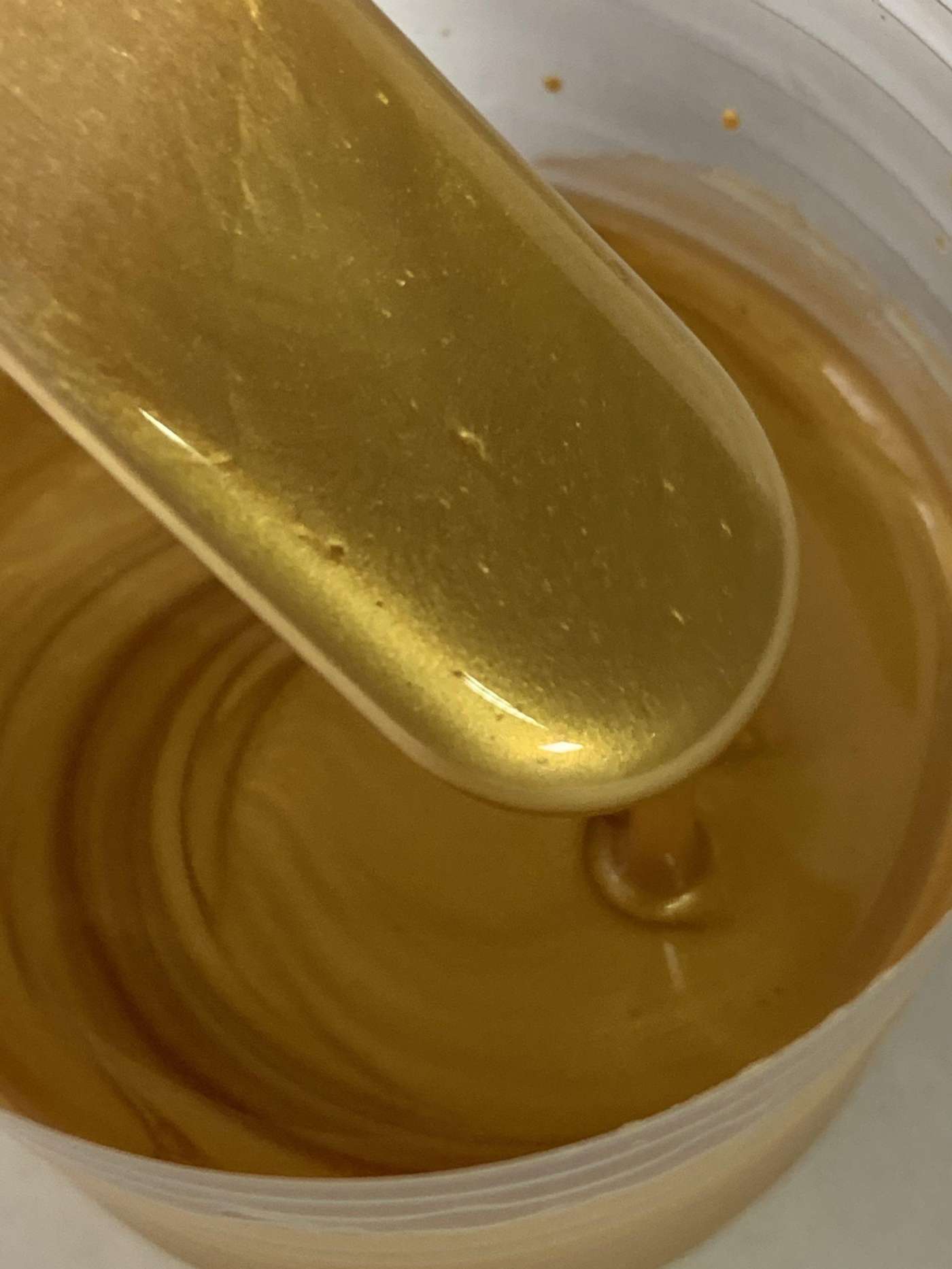 Zlatni metalik pigment za epoksi smolu